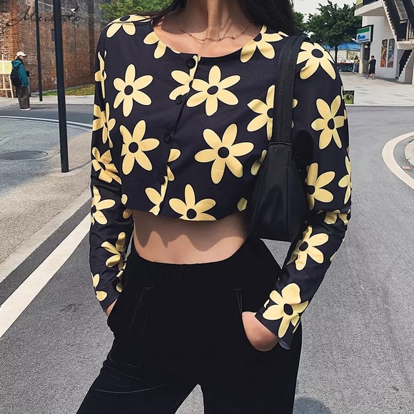 Black & Yellow Daisy Long-Sleeve Crop Top - Picture 3 of 3
